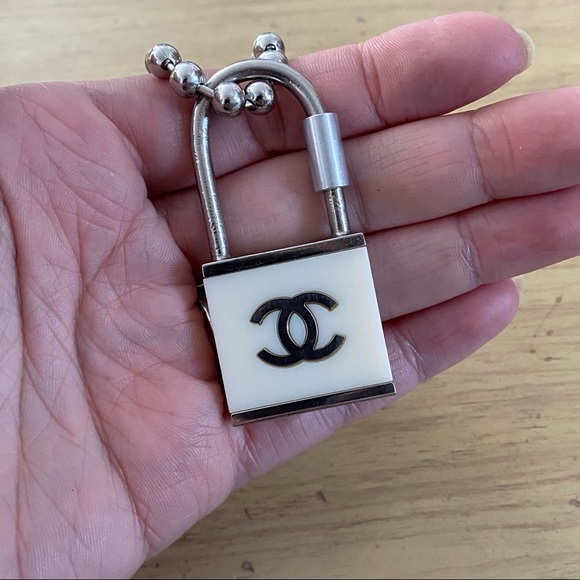 Chanel 02C padlock keychain - Picture 4 of 13